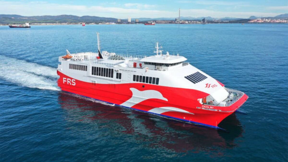 APB da un plazo de 30 días a la naviera FRS para retirar el buque del puerto de Ibiza