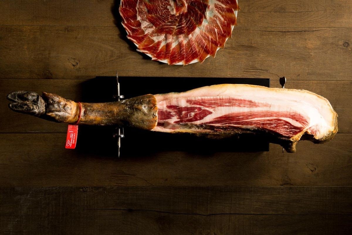 El jamón siempre es protagonista en la mesa.