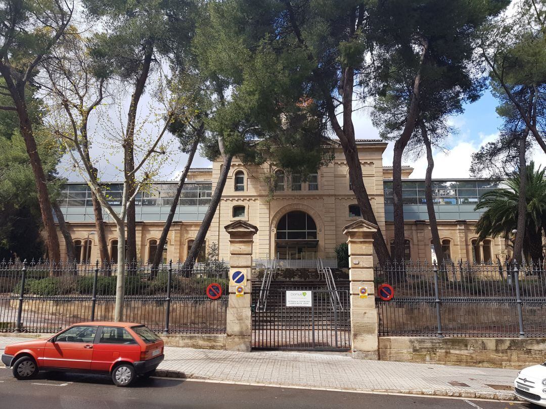 La Generalitat estudia la reconversión a gestión pública de la residencia de personas mayores de la calle Oliver, en Alcoy.