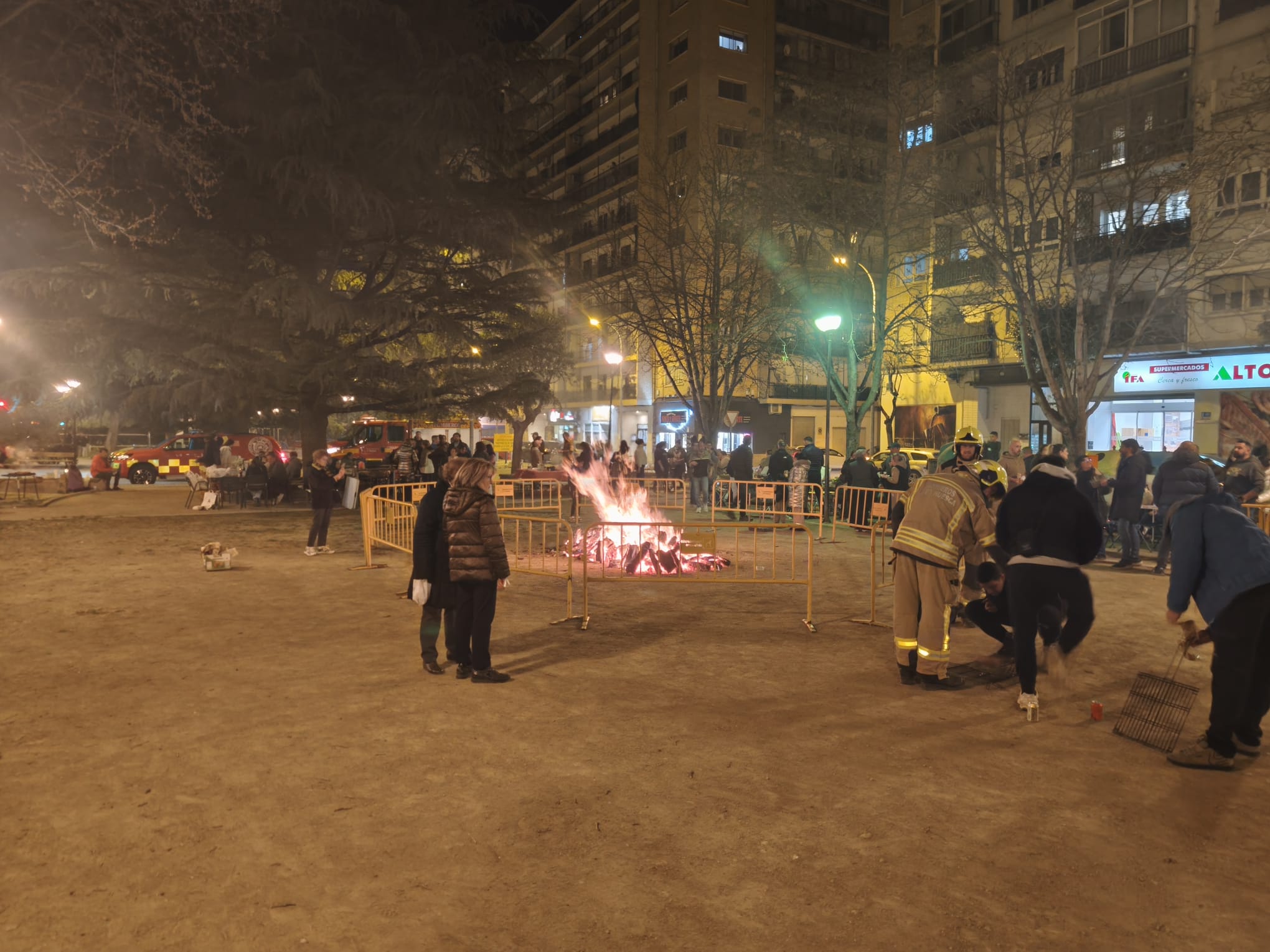 Tradicional hoguera en el barrio de la Encarnación de Huesca