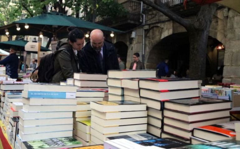 Las calles de Menorca se llenan de libros y rosas.