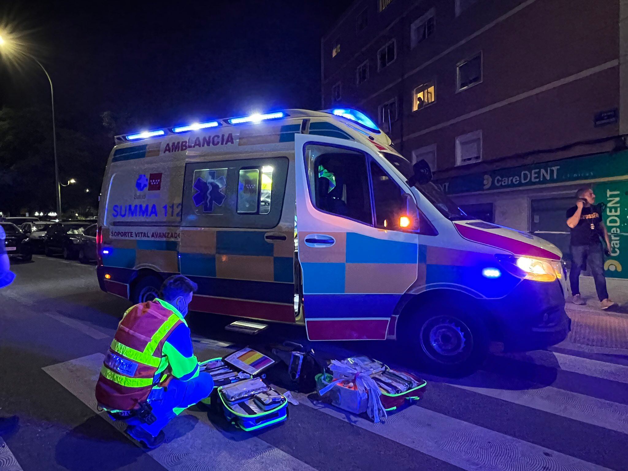 Efectivos del Summa 112 trabajan en el lugar del accidente.