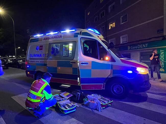 Efectivos del Summa 112 trabajan en el lugar del accidente.