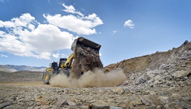 Una excavadora en una mina de tierras raras.