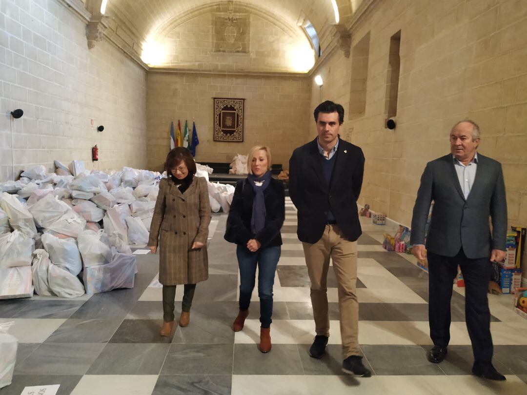 Representantes de los Reyes Magos junto a Carmen Collado, teniente de alcaldesa, en los Claustros de Santo Domingo