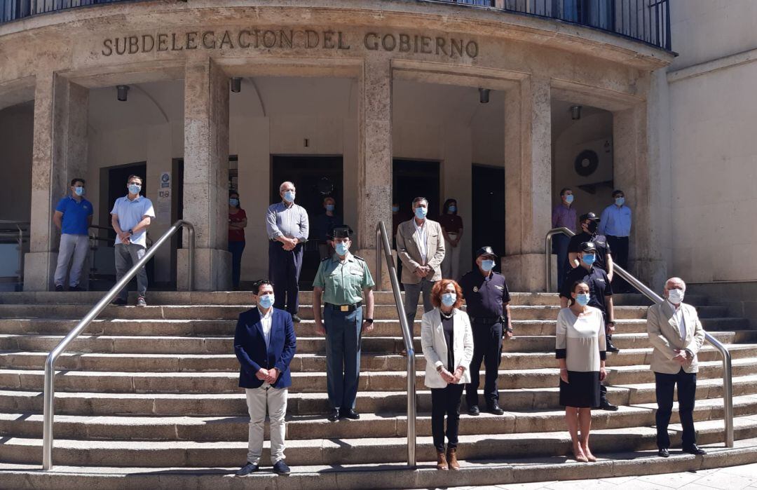 Minuto de silencio en la escalinata de la Subdelegación del Gobierno