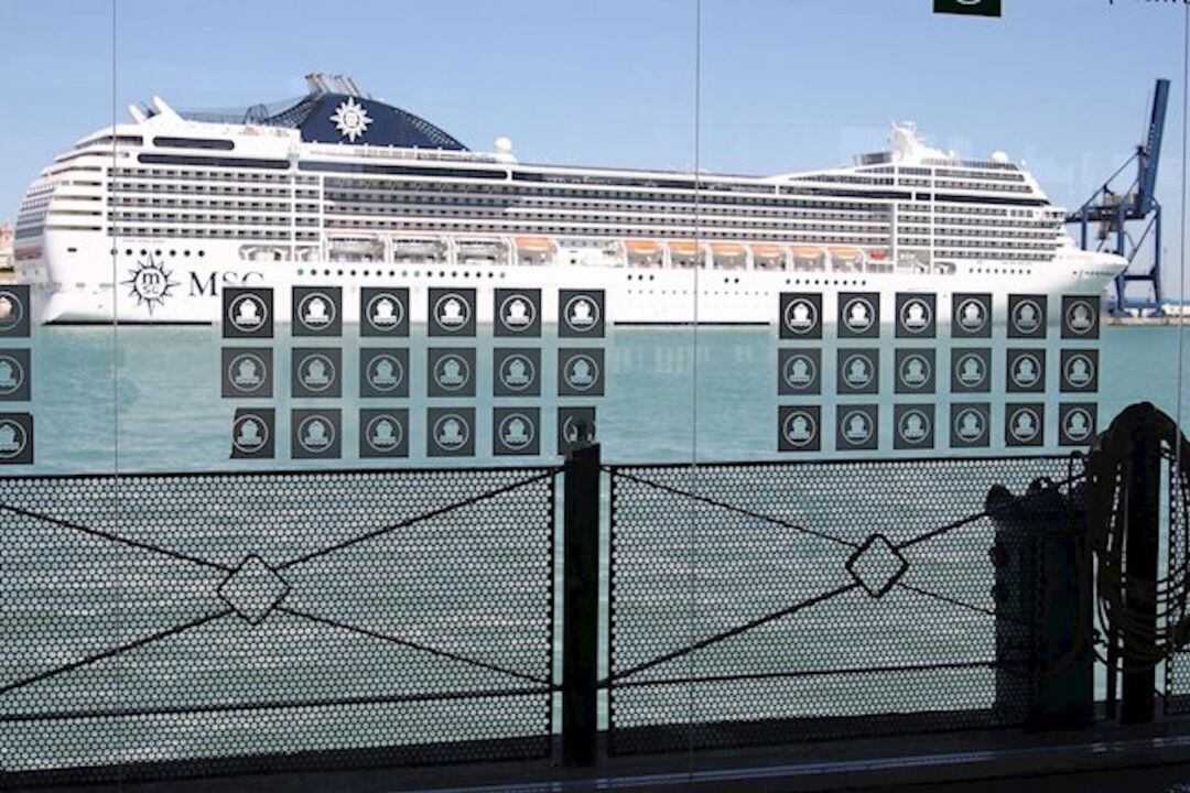 Vista de un crucero de la naviera MSC desde el Puerto de Cádiz