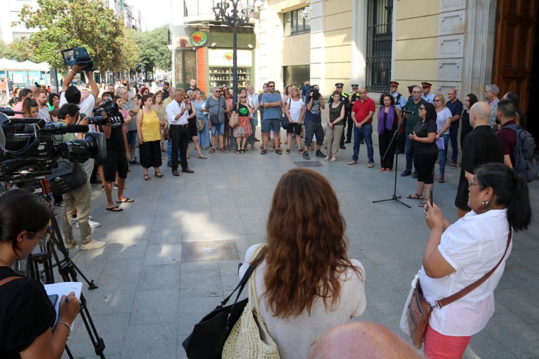 Concentracvión convocada por el Ayuntamiento de l&#039;Hospitalet este martes, en repulsa del asesinato machista de una vecina de la ciudad