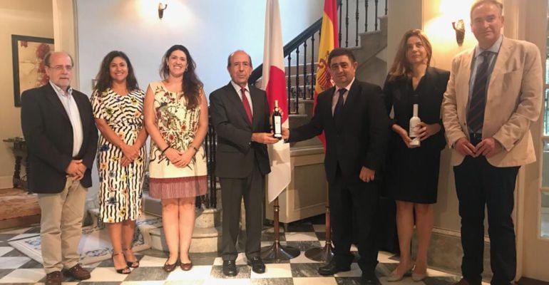 El presidente de la Diputación, Francisco Reyes (segundo por la derecha), entrega una botella de aceite al embajador español en Japón, Gonzalo de Benito.