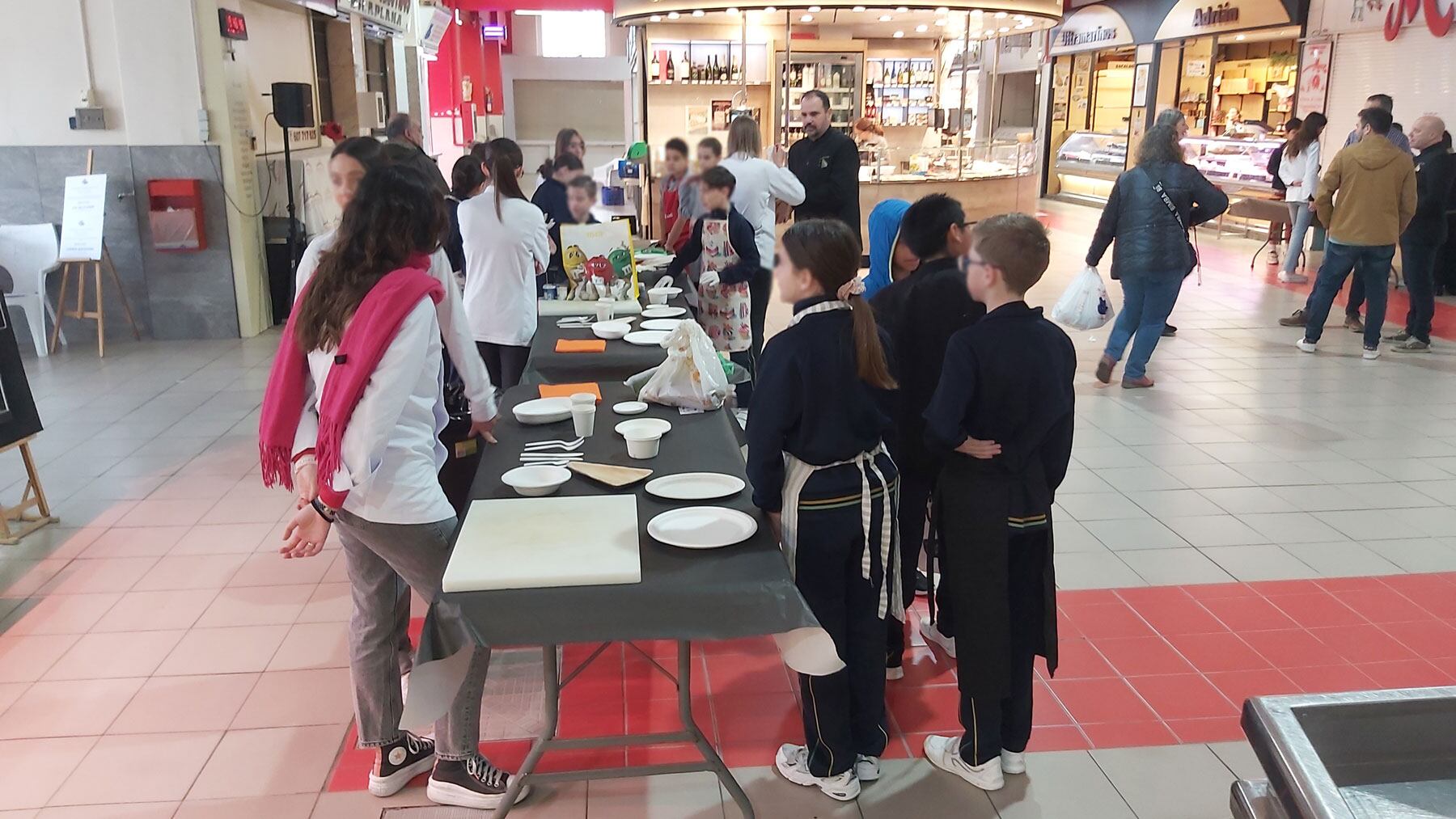 Algunos de los alumnos participantes en esta actividad realizada en el Mercat de Sant Roc, 'Esmorzem junts'