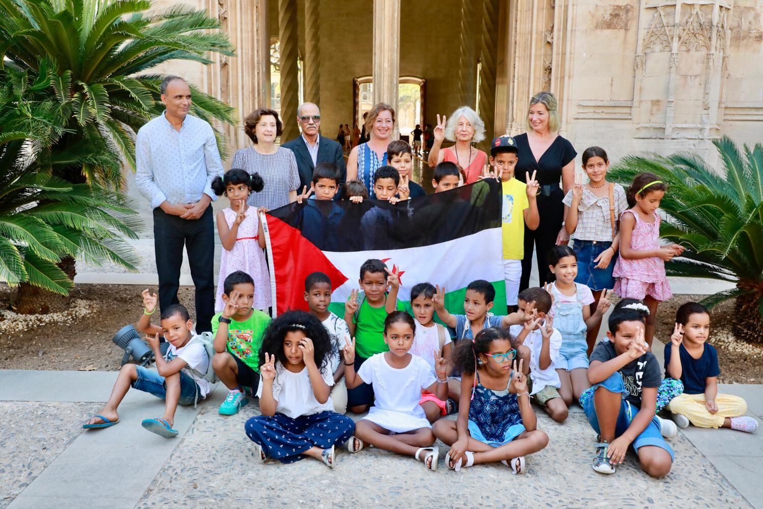 El Govern recibe a los niños saharauis que pasarán el verano en las Islas