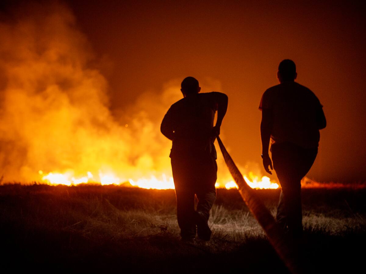 Los incendios activos no dan tregua en España: ascienden a 2.000 las hectáreas quemadas en el fuego de Boiro (Galicia)