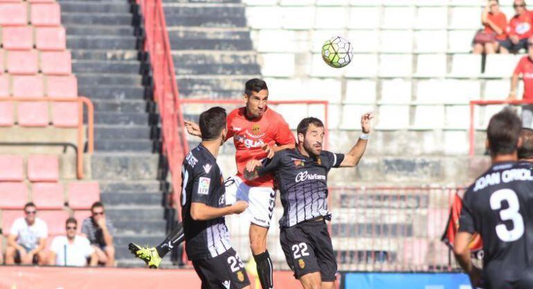 Rayco disputa una pilota amb un jugador del Mallorca en el partit de la primera volta al Nou Estadi.