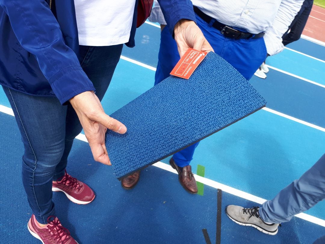 Pieza del tartán que la empresa MONDO ha utilizado en las pistas de El Montecillo.