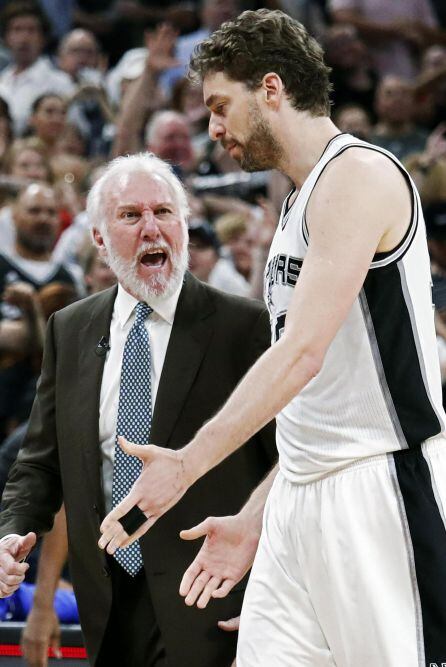 Gregg Popovich y Pau Gasol durante el quinto partido de la serie.