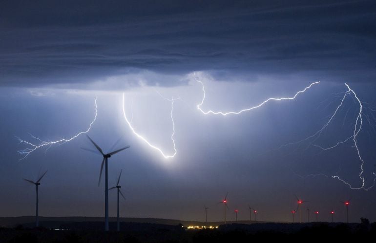 Lo habitual en una tormenta eléctrica es que, si los rayos alcanzan zonas urbanas, lo hagan a lo alto de los edificios