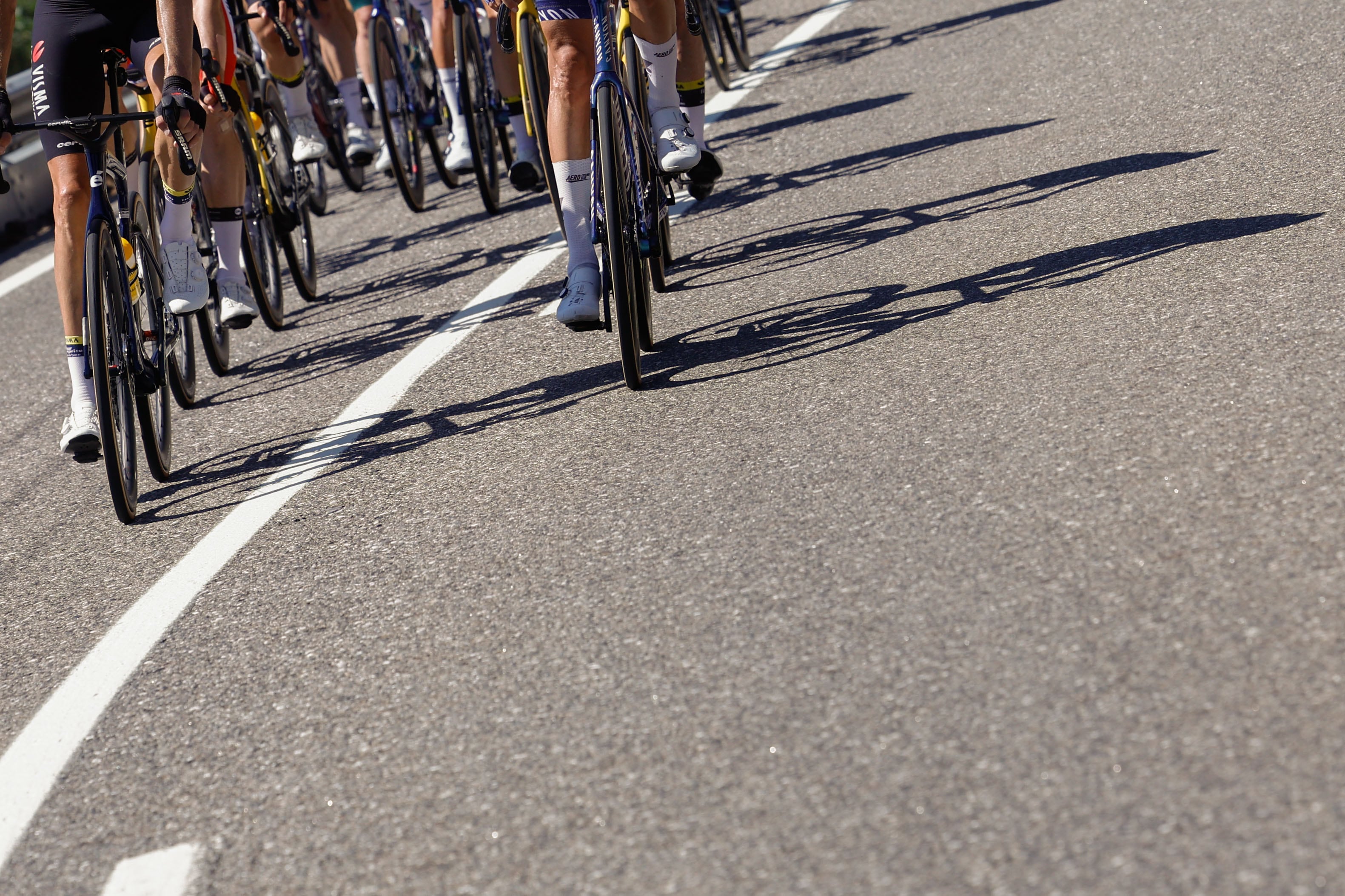 -FOTODELDÍA- LOUSA (PORTUGAL), 19/08/2024.- Fotografía general de los ciclistas mientras compiten en la etapa 3 de la Vuelta 2024, entre Lousa y Castelo Branco este lunes, en Portugal. La Vuelta Ciclista a España, que se inició el pasado 17 de agosto en Lisboa (Portugal), culminará el próximo 8 de septiembre en Madrid. EFE/Javier Lizón
