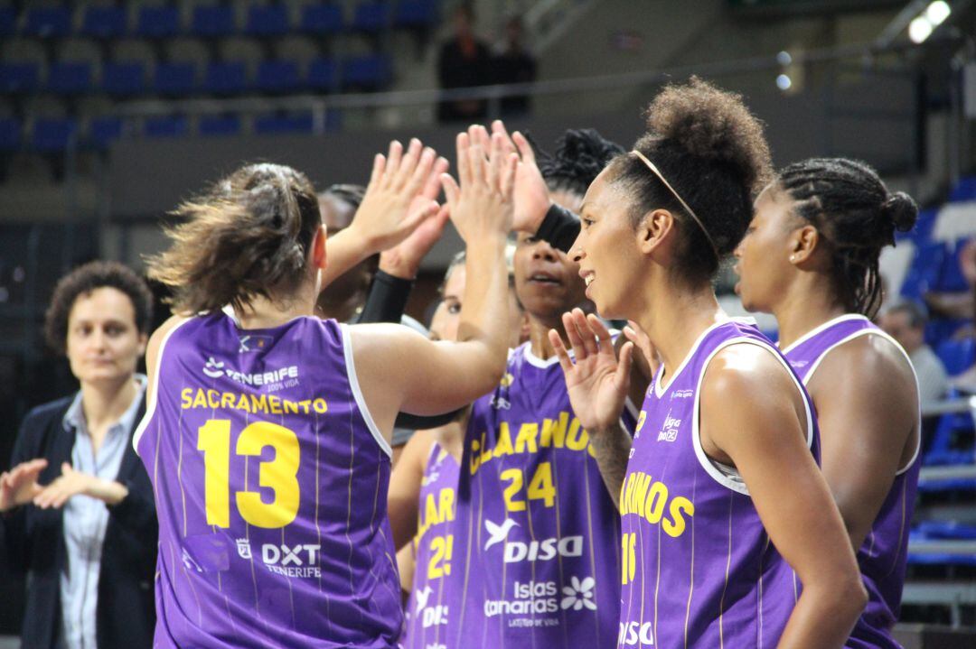 Las jugadoras moradas celebran el triunfo ante el Al Quazeres