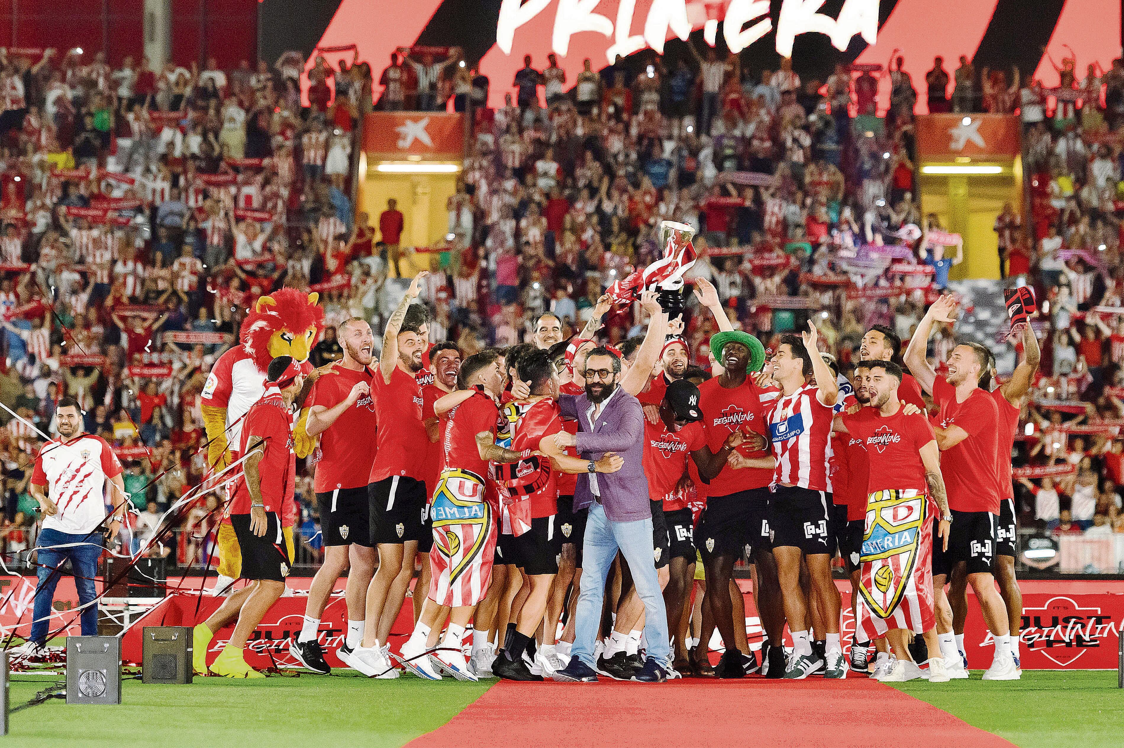 La plantilla celebrando el ascenso de categoría con El Assy.