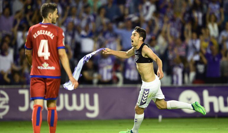 Jaime Mata (d) celebra uno de los goles logrados el sábado por el Real Valladolid ante el C.D. Numancia en el estadio Jose Zorilla.