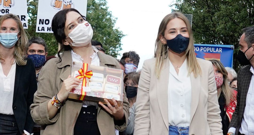 Isabel Díaz Ayuso (i) junto a Noelia Núñez en un acto de campaña electoral en Fuenlabrada el pasado 19 de abril.