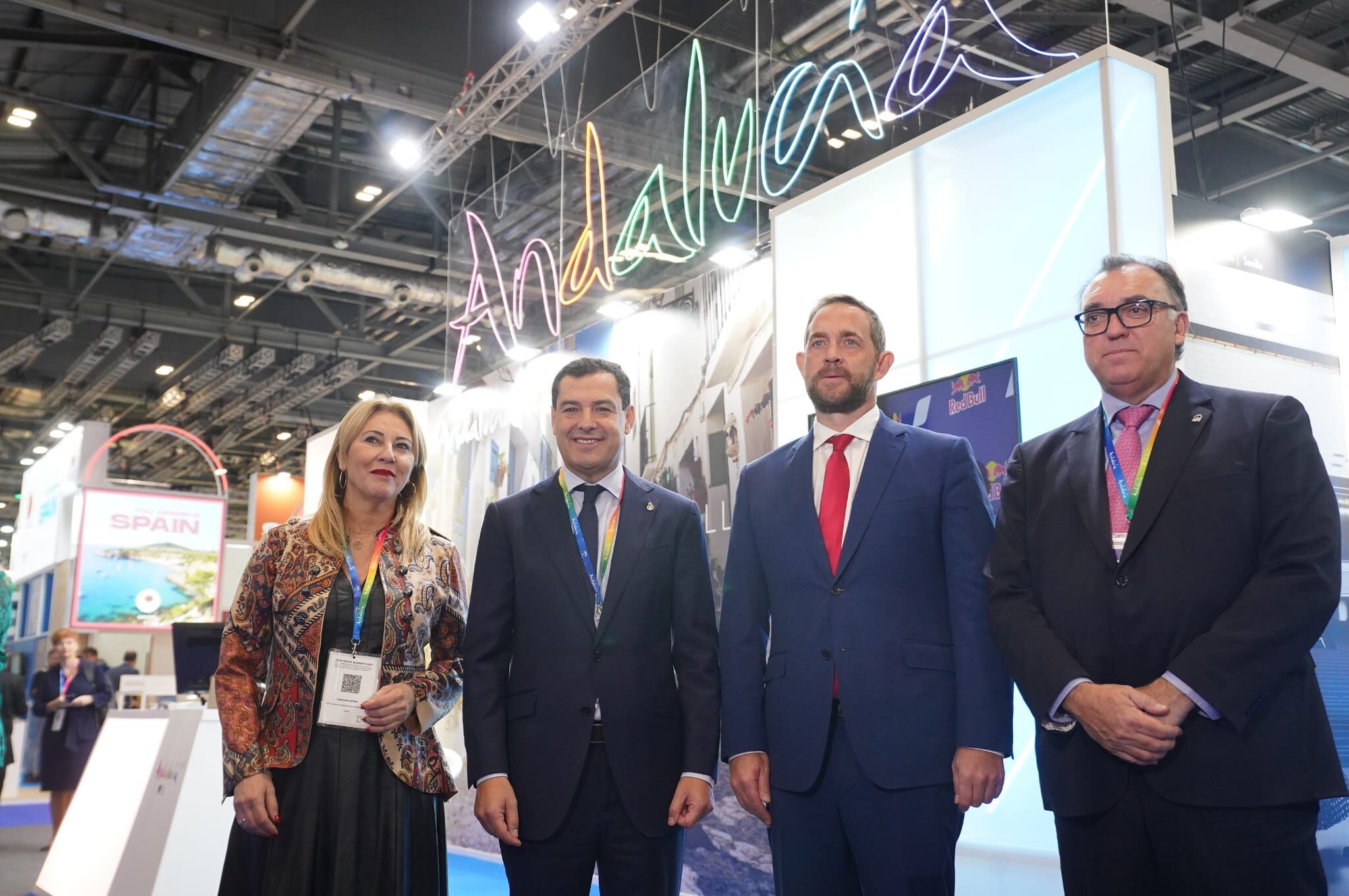 El presidente andaluz junto a la consejera de Economía y el consejero de Turismo este lunes en la WTM de Londres