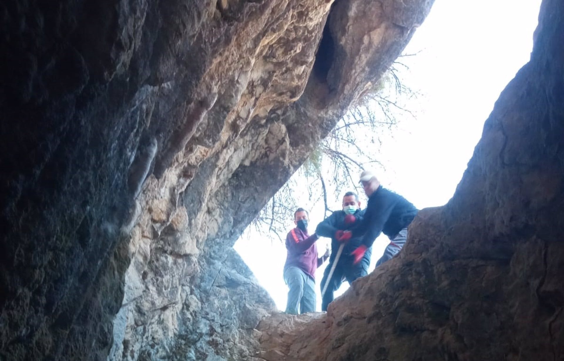 Especialistas realizan una limpieza en Tíscar, en el Parque de Cazorla, Segura y Las Villas de Jaén