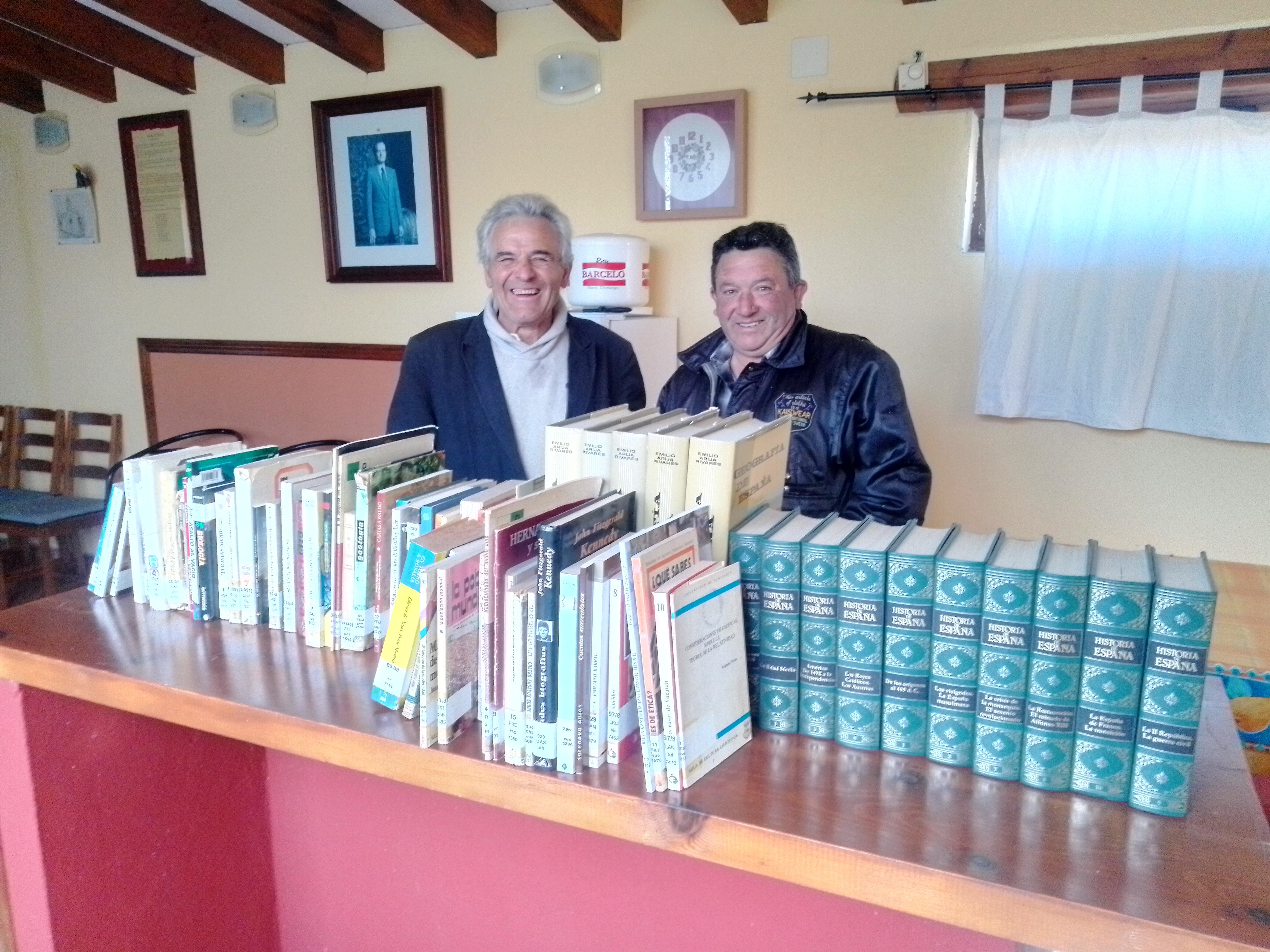 La Braña entrega un lote de libros a la pedanía de Monasterio