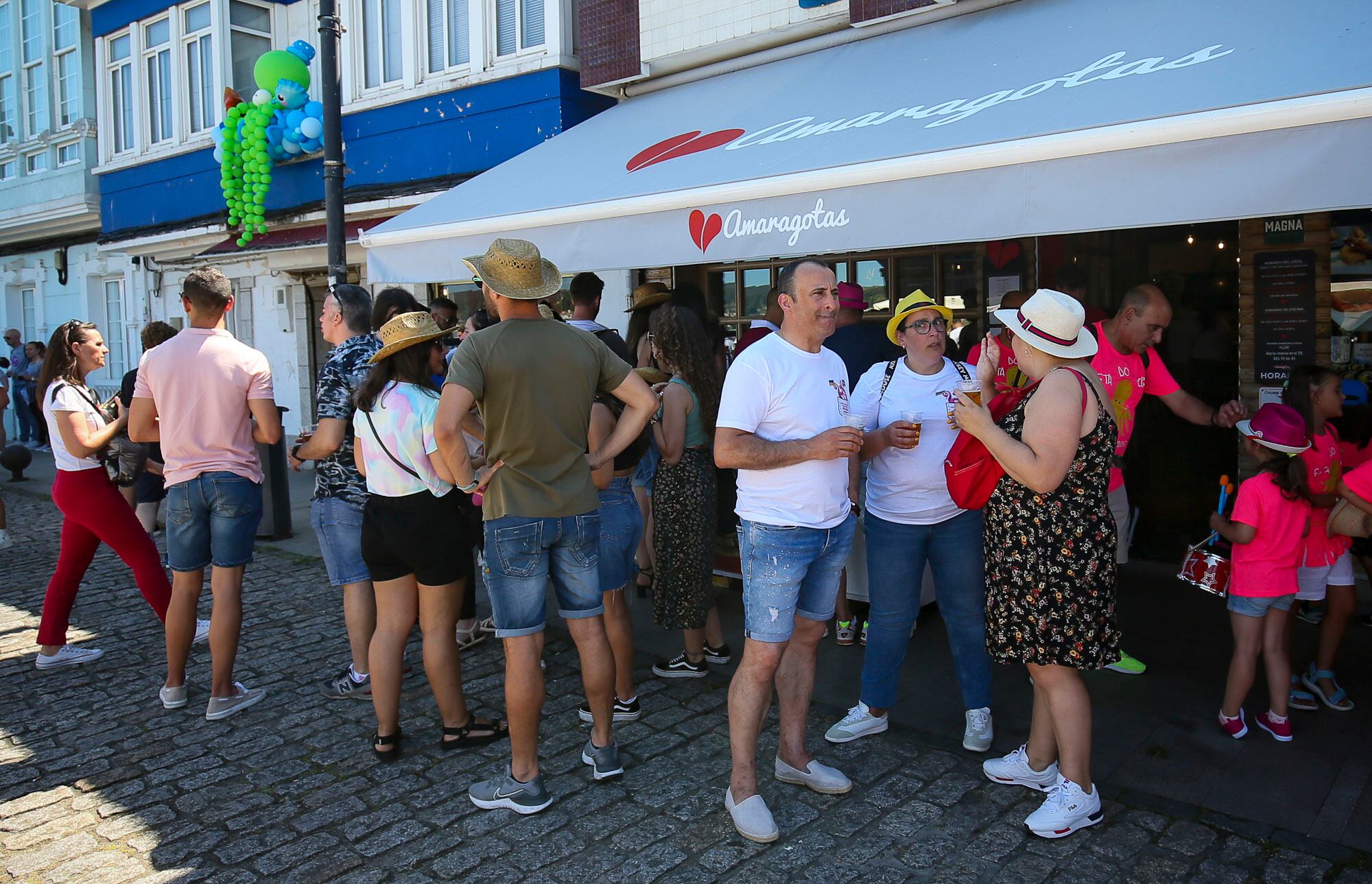 Ambiente en el paseo marítimo de Mugardos durante la Festa do Polbo