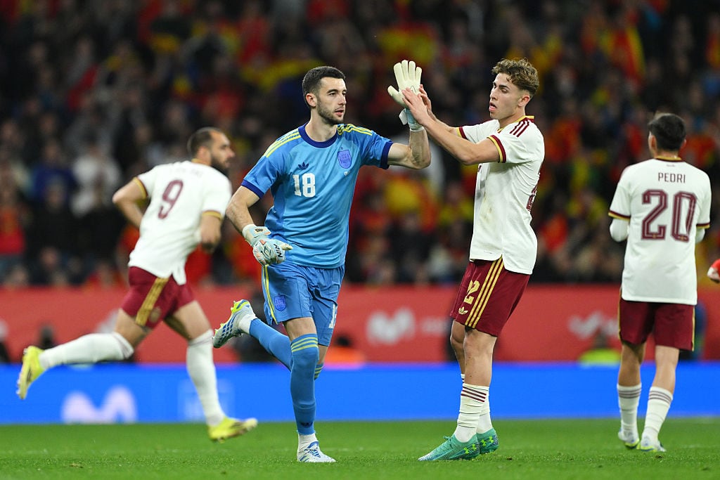 Joan García salta al campo durante el amistoso ante Egipto