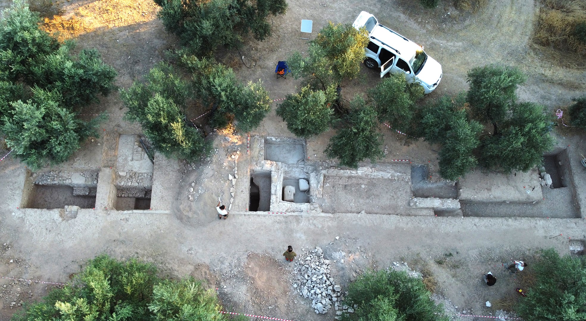 Vista aérea de la excavación en la que aparece el complejo termal.