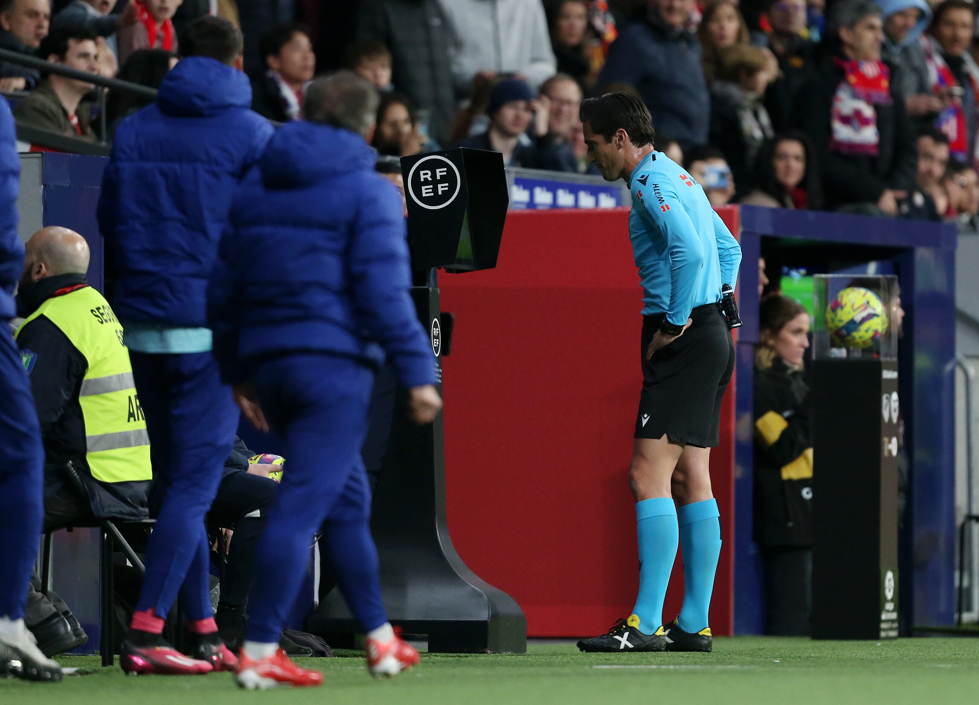 Luis Munuera Montero revisa el VAR durante el Atletico de Madrid y Valencia CF.