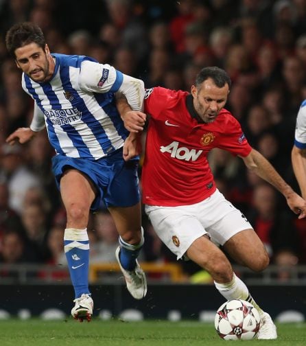 El entonces realista Markel Bergara pugna por un balón con Ryan Giggs (Manchester United FC) en Old Trafford.