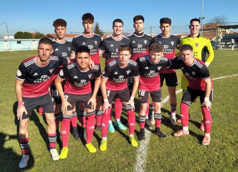 El once inicial del filial rojillo ante el Bembibre el pasado fin de semana