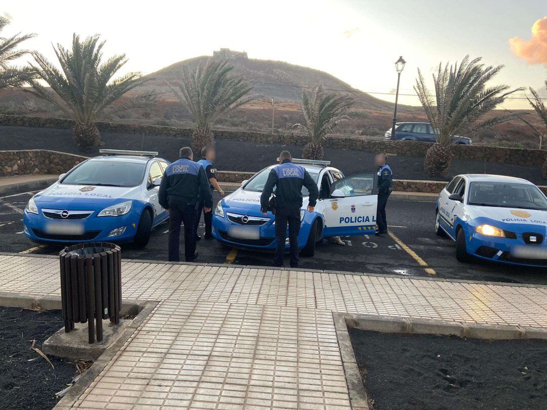 Agentes y coches de la Policía Municipal de Teguise.