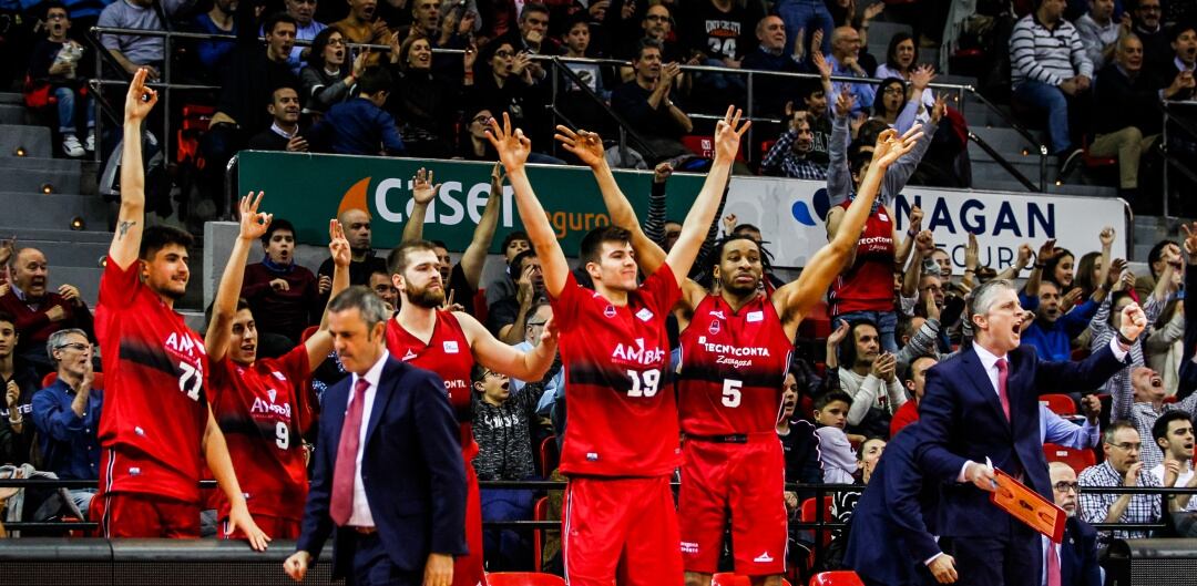 El banquillo del Tecnyconta, liderado por Okoye, celebra la victoria ante el Ucam Murcia