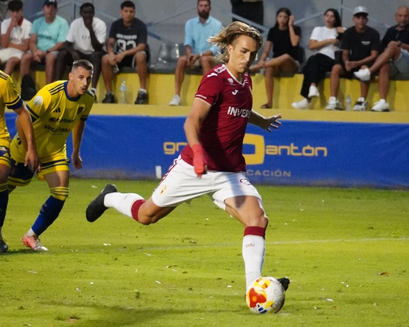 Pedro Benito dispara un penalti contra el Orihuela en la pretemporada 2025-26.