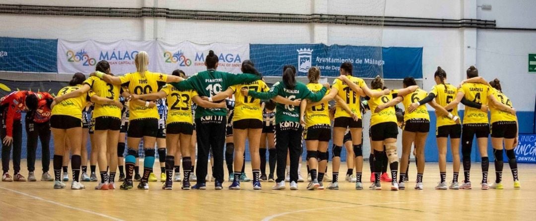 Jugadoras del Lanzarote Puerto del Carmen y del BM Málaga antes de comenzar el partido.