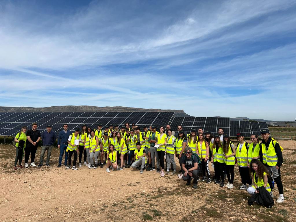 Alumnos de Almansa visitan el parque solar fotovoltaico “PF el Jota I