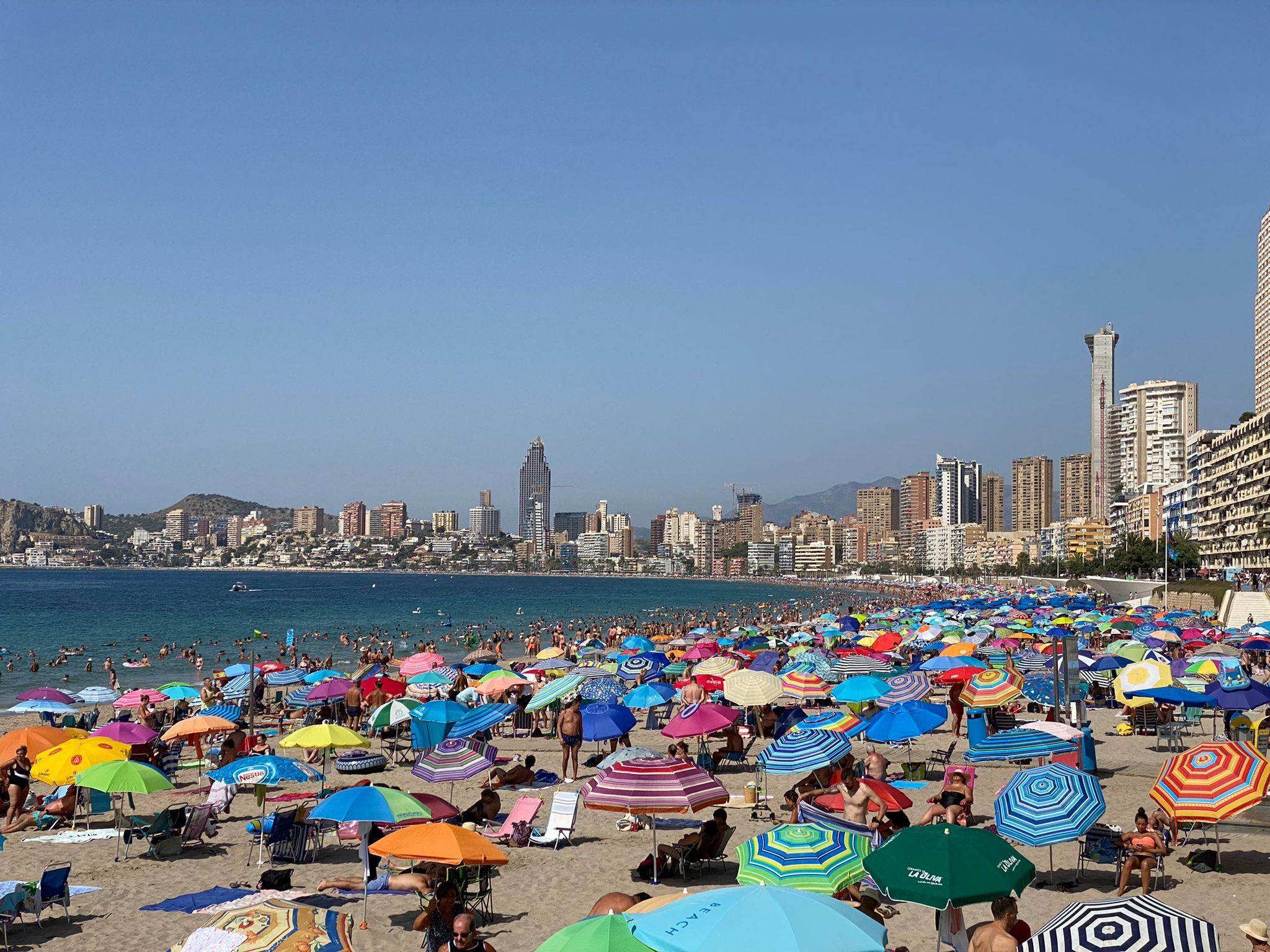 La playa de Poniente de Benidorm en agosto de 2021 / Jorge García Pérez