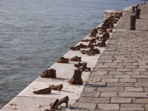 Monumento conmemorativo en Hungria, Budapest, a los miles de judíos asesinados por los nazis y cuyos cuerpos fueron lanzados al mar