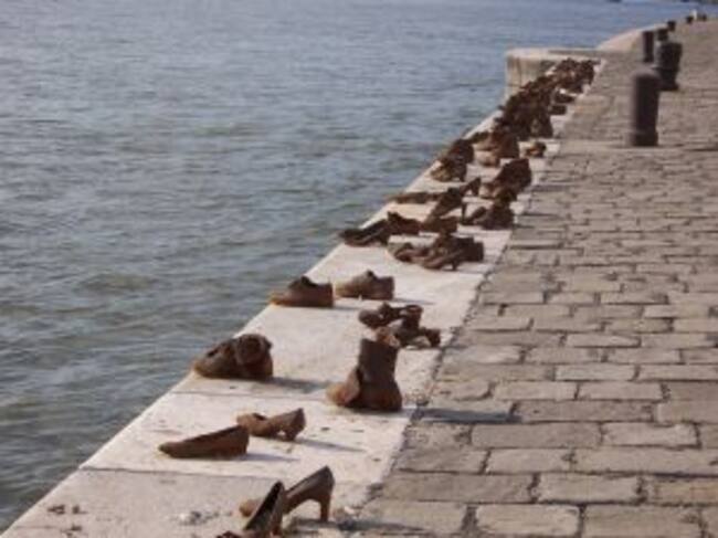 Monumento conmemorativo en Hungria, Budapest, a los miles de judíos asesinados por los nazis y cuyos cuerpos fueron lanzados al mar