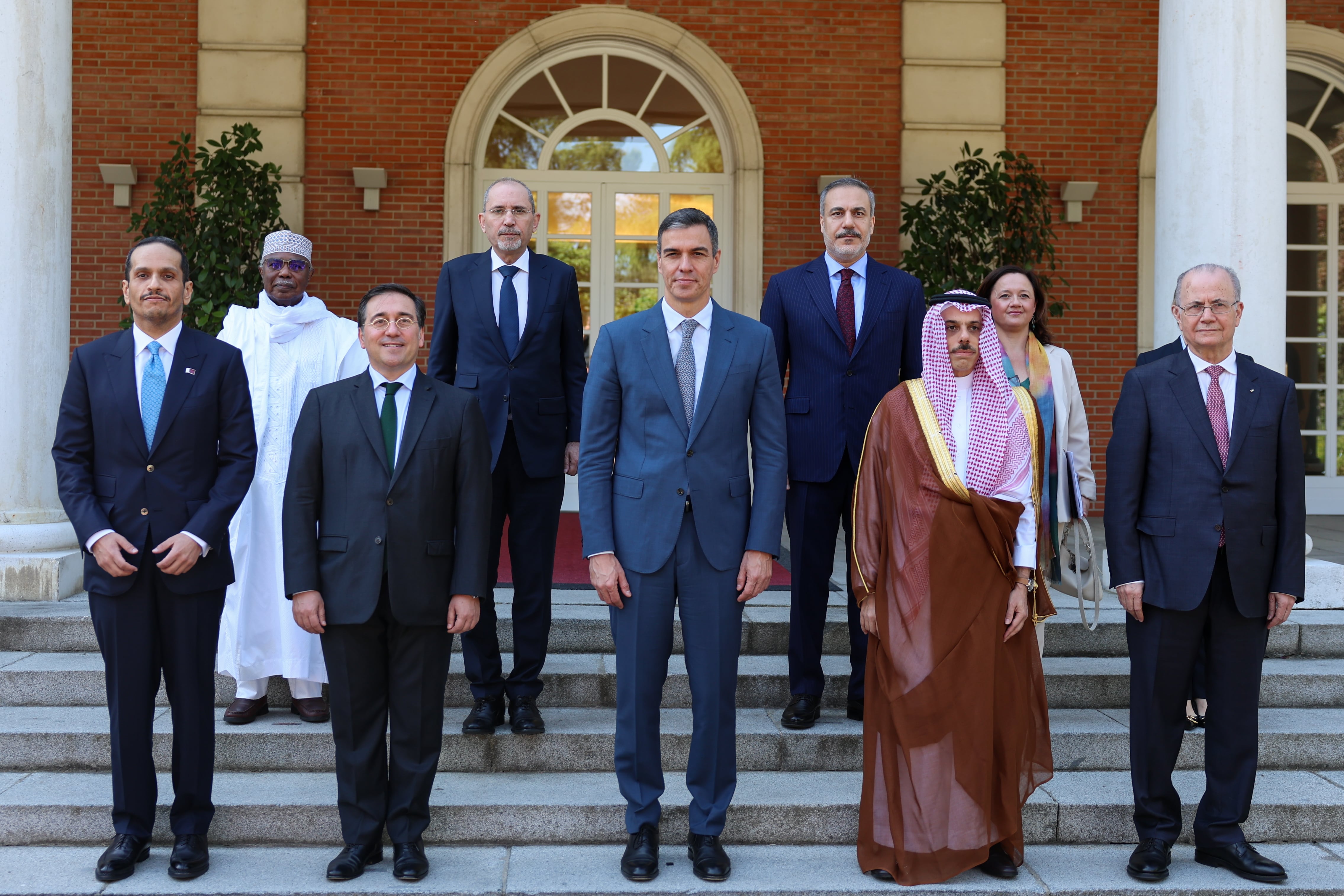 Pedro Sánchez y el ministro José Manuel Albares con los representantes de países árabes que han visitado España después del reconocimiento del Estado palestino