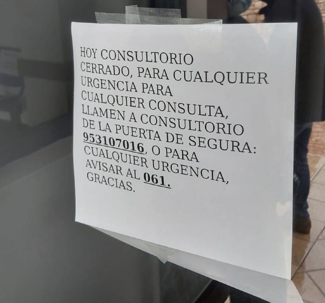 Esta es la notificación que se han encontrado, sin previo aviso, los pacientes de esta pequeña localidad jiennense