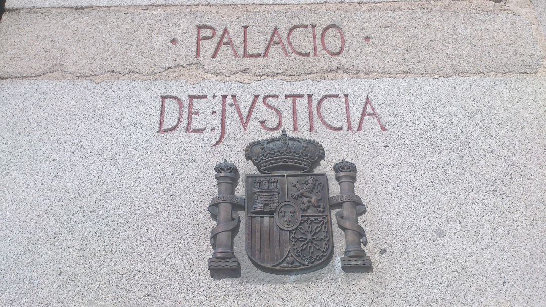 Escudo ubicado en la puerta de la Audiencia Provincial
