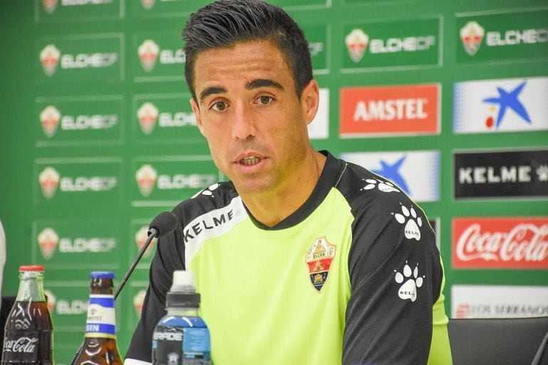 Pedro responde a los periodistas en la Sala de Prensa del Elche C.F.