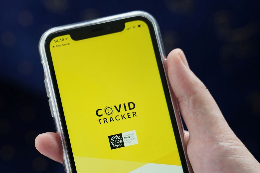 Un móvil con la app del COVID-19