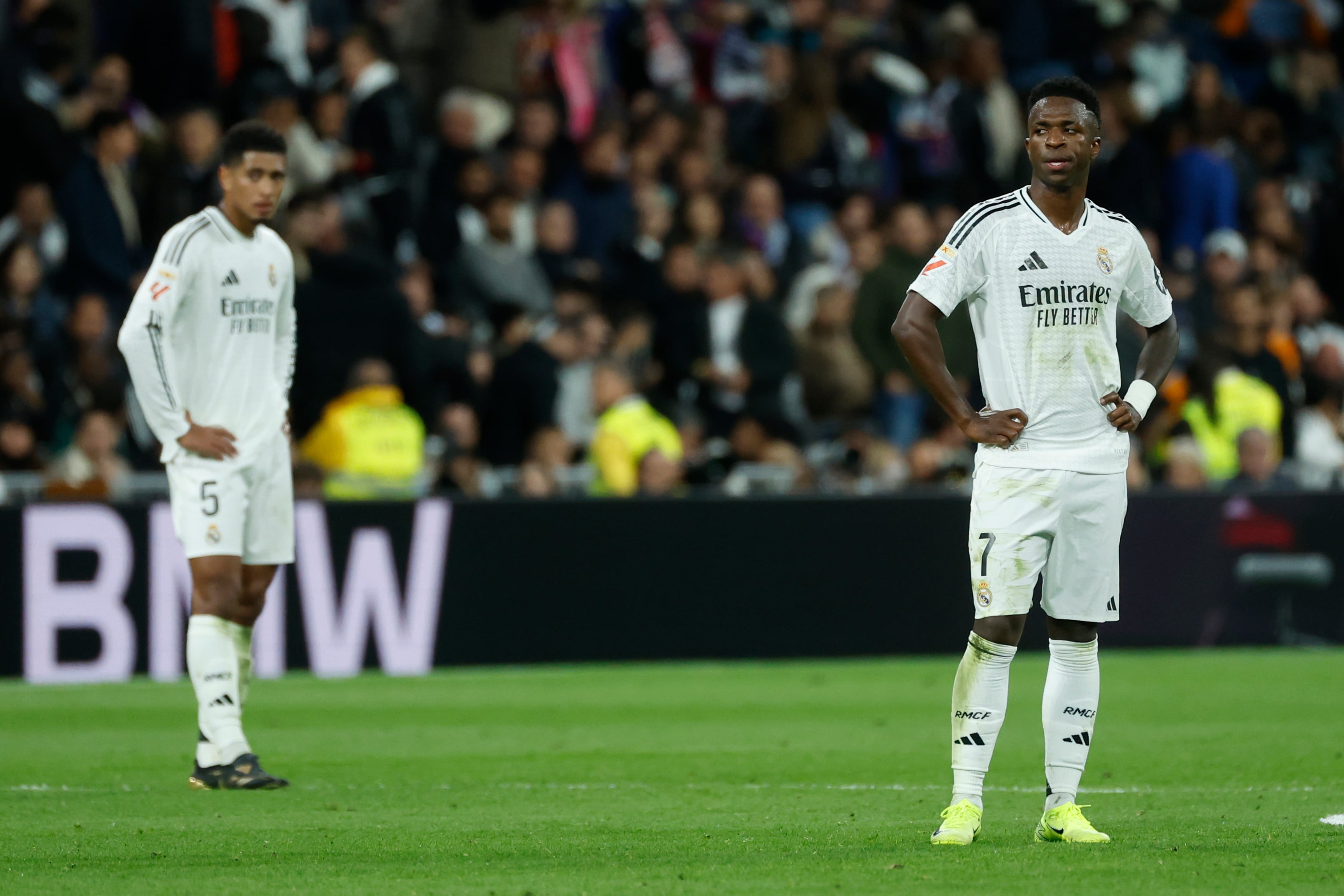 Vinicius junto a Jude Bellingham en un partido del Real Madrid.