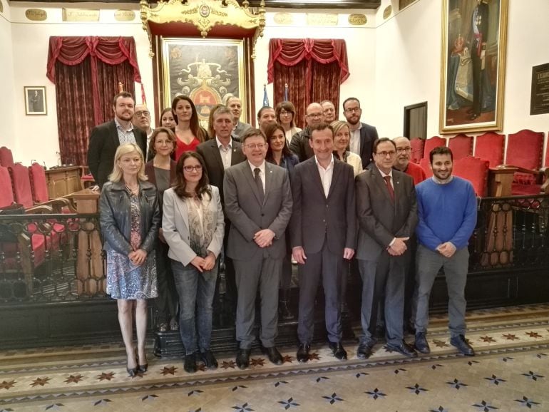 Miembros del Consell y del equipo de gobierno municipal en el salón de plenos