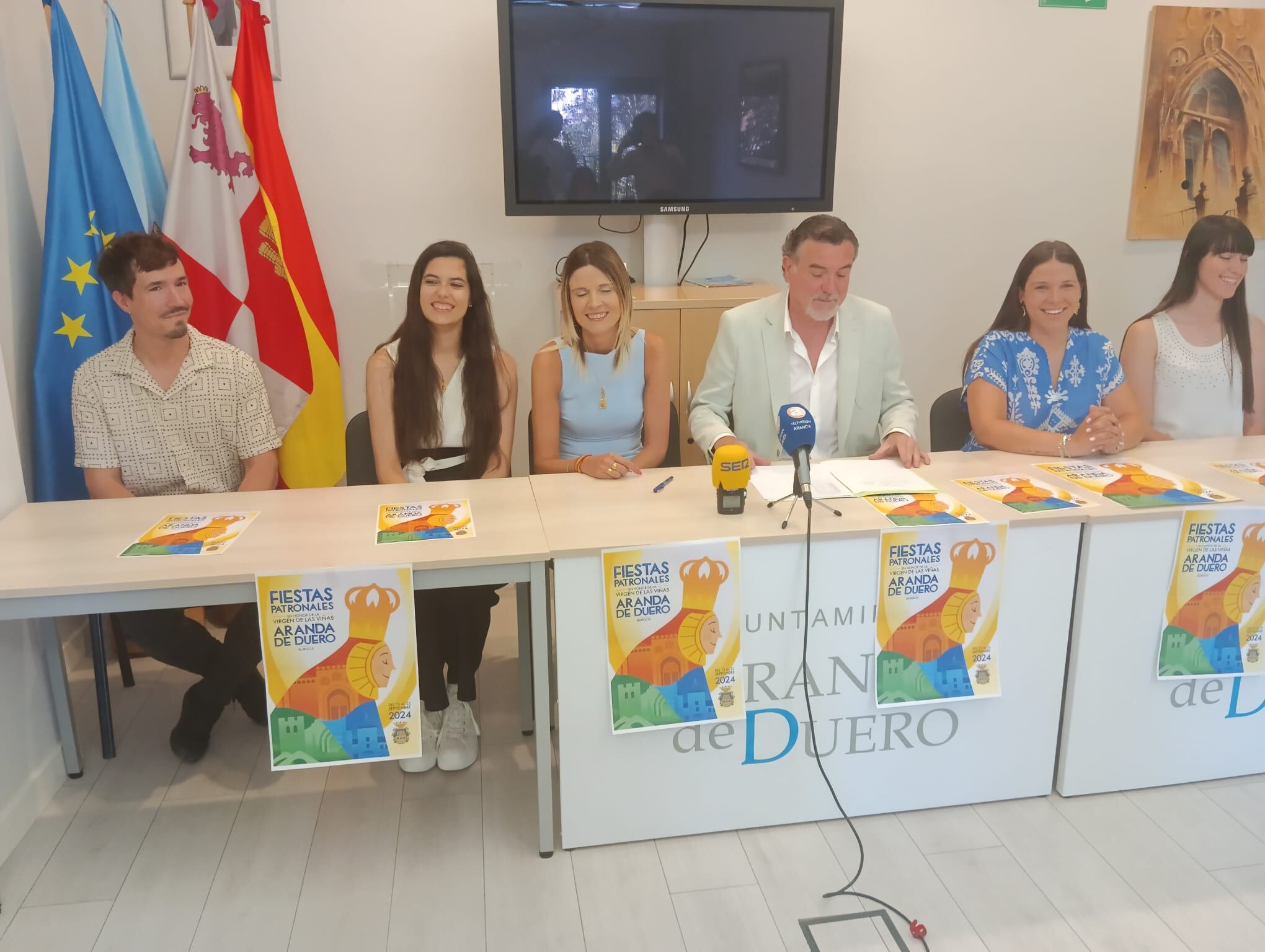 El concejal de Festejos presentó a las reinas, damas y autor del cartel